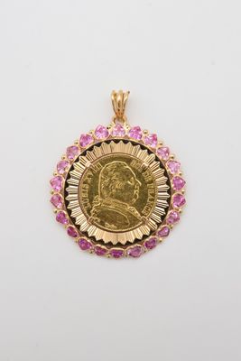 un pendentif « sovereign » en or serti de saphirs roses