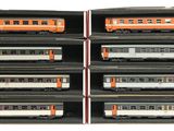 Plusieurs trains miniatures sont empilés les uns sur les autres dans une vitrine