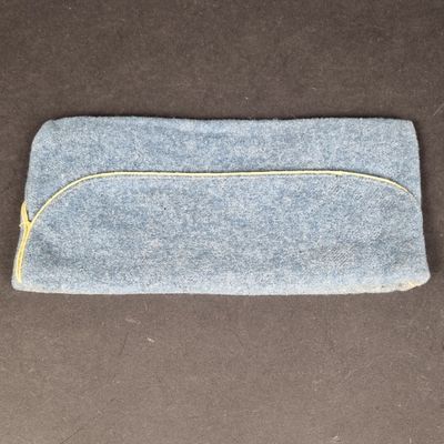 un gros plan d'un sac à main bleu posé sur une surface marron