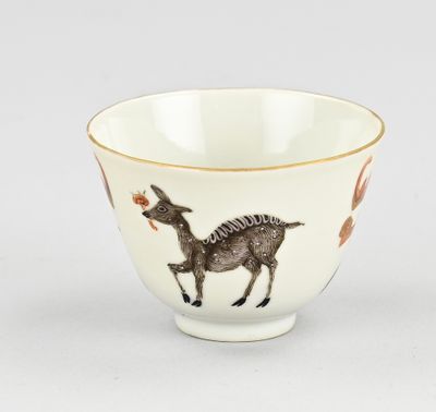 un bol en porcelaine chinoise orné d'un cerf sur le côté
