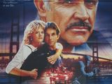 une vieille affiche de cinéma représentant un homme et une femme enlacés devant un pont