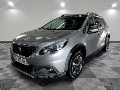la voiture argentée est garée dans le garage sur un sol en damier