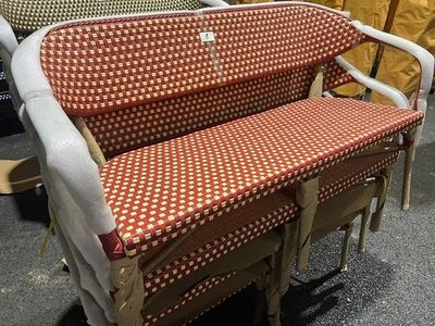 un canapé rouge et blanc et un fauteuil dans une pièce