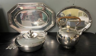 une théière en argent et une théière en argent posées sur une table