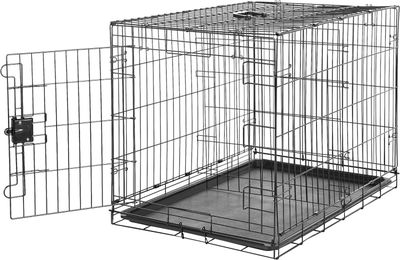 une photo en noir et blanc d'une cage pour chien dont la porte est ouverte