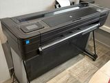 une grande imprimante noire posée sur un bureau