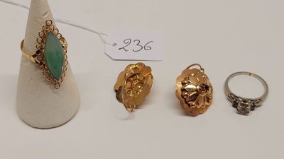 trois bagues en or et une bague sertie d'une pierre verte