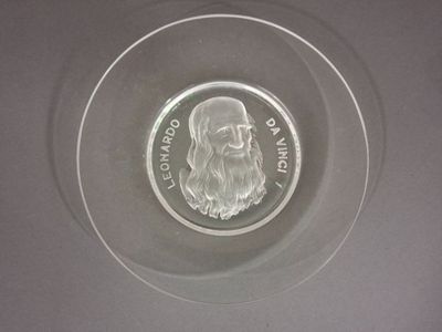 une photo d'une assiette en verre contenant une pièce de monnaie