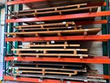 une grande pile de palettes dans un entrepôt où il y a beaucoup de bois