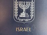 une image représentant un livre sur lequel figure une menorah