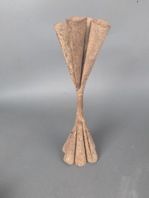 un petit vase fabriqué en argile