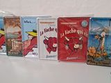 quatre DVD posés sur une table blanche