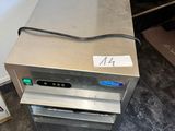 une machine posée sur un comptoir