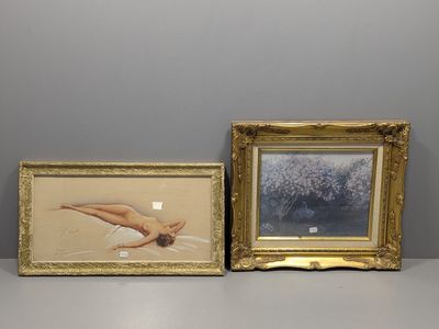 deux tableaux représentant des nus, encadrés, posés l'un à côté de l'autre sur une table