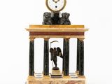 une horloge posée sur une table
