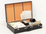 une valise contenant de nombreux objets