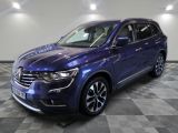 un SUV Volkswagen bleu garé sur un sol en carrelage à damier
