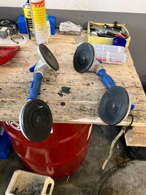 une photo d'un établi sur lequel sont posés des outils