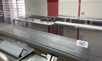 une photo d'un tapis roulant dans une cuisine professionnelle
