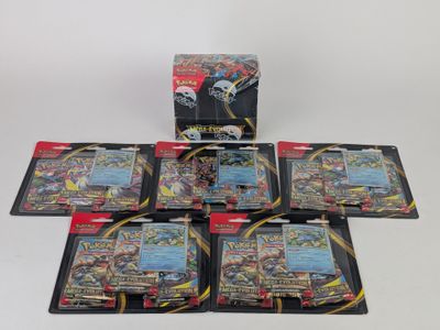 une boîte de cartes à collectionner Pokémon empilées les unes sur les autres