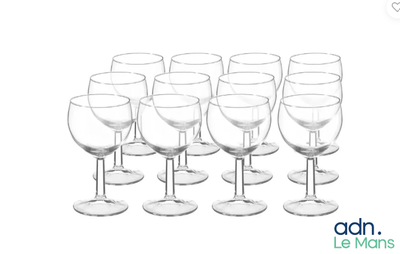 plusieurs verres à vin vides empilés les uns sur les autres sur une surface blanche