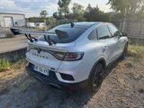 l'arrière d'un SUV blanc garé devant une clôture