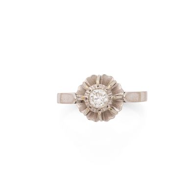 gros plan d'une bague en diamant sur fond blanc