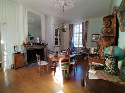 une photo d'un salon avec une cheminée et une table de salle à manger