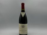 une bouteille de vin posée sur une table