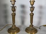 paire de bougeoirs anciens en laiton avec des abat-jours en verre