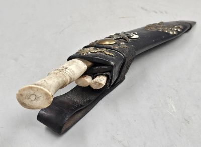 142 / E5 / Kukri, couteau indien dans son étui en cuir… - Photo 1