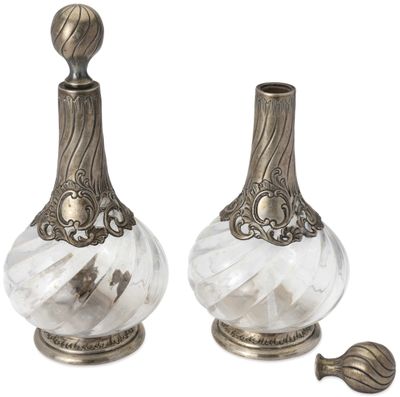 paire de flacons de parfum anciens en argent et en verre, sur socle