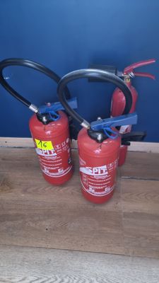 4 extincteurs dont 3 de 6 litres à eau pulvérisée et 1 de 2 …