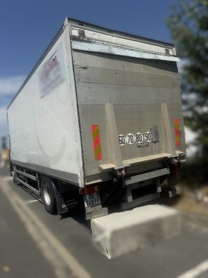 un camion qui roule sur la route en journée