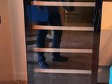 un homme qui se tient devant un réfrigérateur