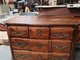 une commode qui comporte de nombreux tiroirs
