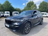 une BMW X5 noire garée sur un parking