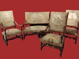 quatre chaises alignées sur un fond rouge