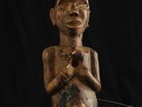 une statue en bois représentant un homme tenant un bébé dans ses bras
