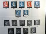 une photo d'une image encadrée représentant un ensemble de timbres