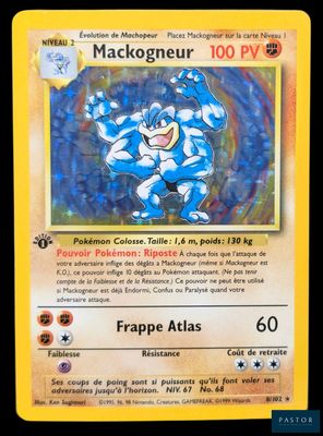 gros plan d'une carte pokemon sur fond noir