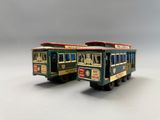 deux petits trains qui sont posés côte à côte