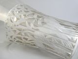 un vase en verre orné d'un motif posé sur une table