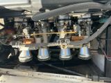 un gros plan d'un moteur de voiture auquel est raccordé un tuyau