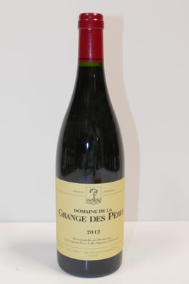 une bouteille de vin posée sur une table