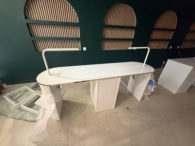 Tables de manucure double en mélaminé blanc et bordure métallique avec - Photo 1