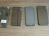 six téléphones portables sont alignés sur une table