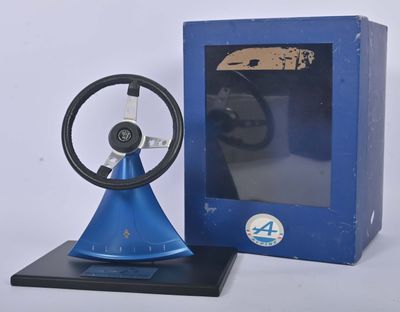 une horloge bleue avec un volant devant une boîte bleue