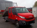 un camion rouge garé devant un bâtiment