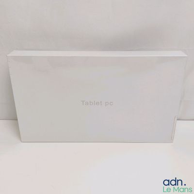 une boîte blanche sur laquelle est posée une tablette